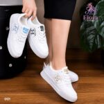 حذاء كاجوال أبيض أنيق بشعار مميز (Luxury White Sneakers)